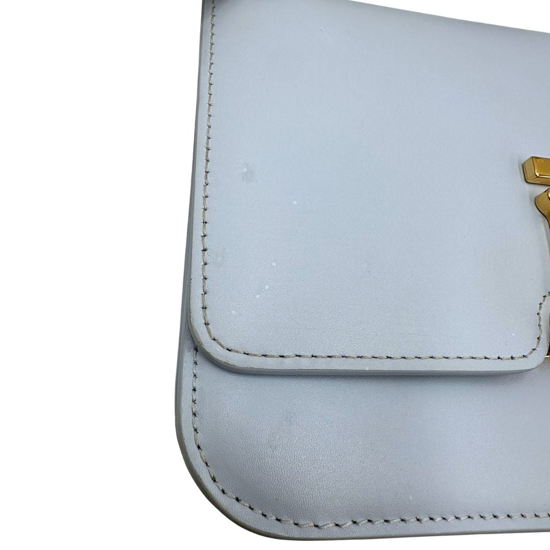 Borsa Burberry TB in pelle, presenta una silhouette rigida e squadrata con chiusura a&nbsp;fermaglio.