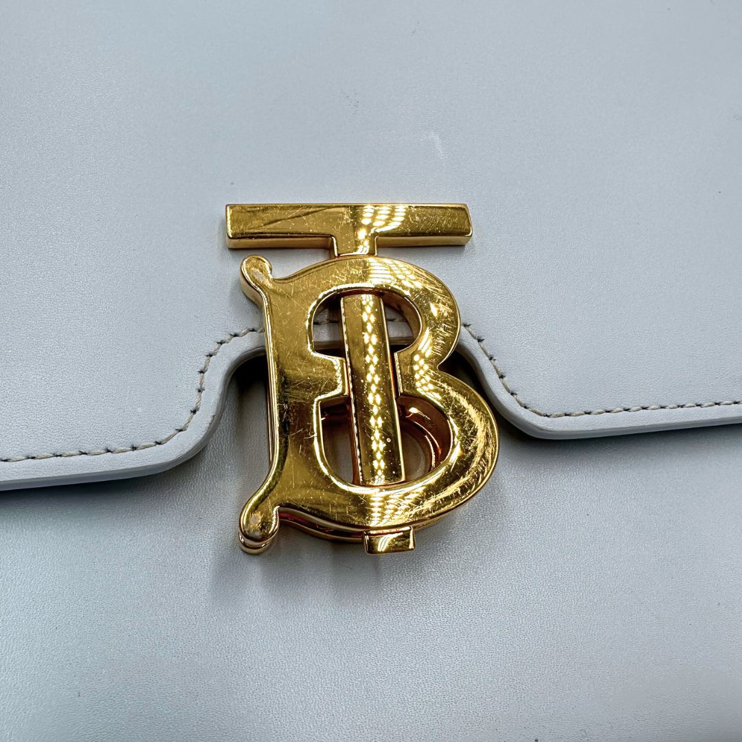 Chiusura, Borsa Burberry TB in pelle, presenta una silhouette rigida e squadrata con chiusura a&nbsp;fermaglio.