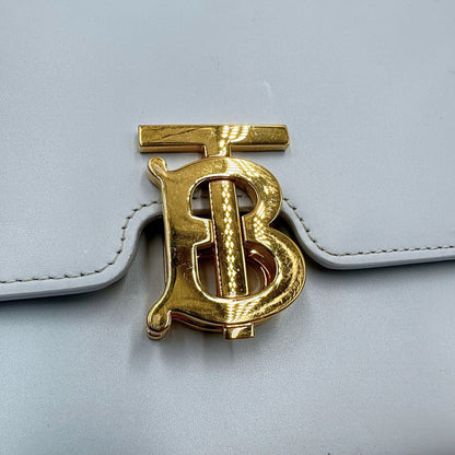 Chiusura, Borsa Burberry TB in pelle, presenta una silhouette rigida e squadrata con chiusura a&nbsp;fermaglio.