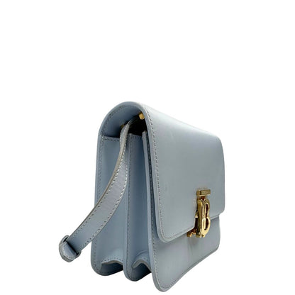 Lato destro, Borsa Burberry TB in pelle, presenta una silhouette rigida e squadrata con chiusura a&nbsp;fermaglio.