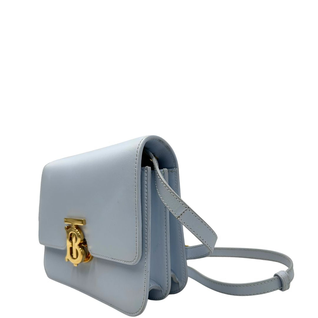 Lato sinistro, Borsa Burberry TB in pelle, presenta una silhouette rigida e squadrata con chiusura a&nbsp;fermaglio.