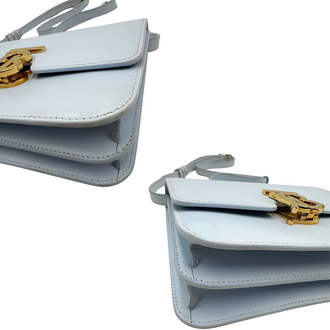 Angoli, Borsa Burberry TB in pelle, presenta una silhouette rigida e squadrata con chiusura a&nbsp;fermaglio.