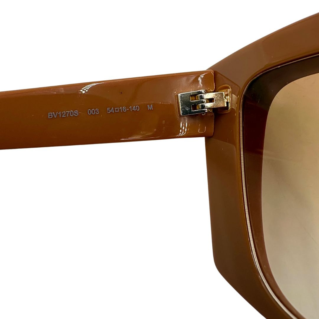 Codici di un paio di occhiali da sole strutturati di Bottega Veneta color caramello e con lenti sfumate, usati, originali, second hand, in ottime condizioni.