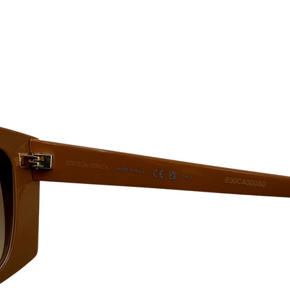 Codici di un paio di occhiali da sole strutturati di Bottega Veneta color caramello e con lenti sfumate, usati, originali, second hand, in ottime condizioni.