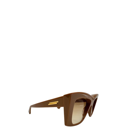 Laterale sinistro di un paio di occhiali da sole strutturati di Bottega Veneta color caramello e con lenti sfumate, usati, originali, second hand, in ottime condizioni.