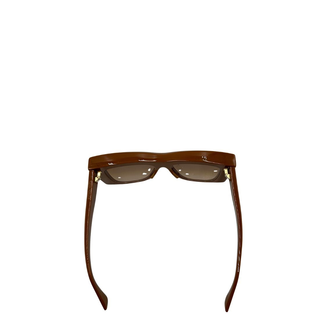 Vista superiore di un paio di occhiali da sole strutturati di Bottega Veneta color caramello e con lenti sfumate, usati, originali, second hand, in ottime condizioni.