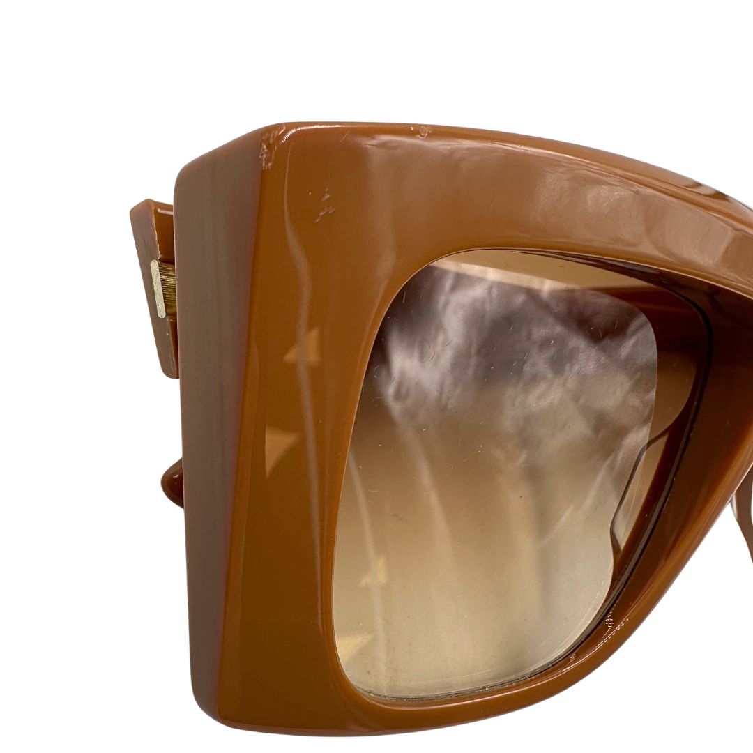 Difetto di un paio di occhiali da sole strutturati di Bottega Veneta color caramello e con lenti sfumate, usati, originali, second hand, in ottime condizioni.