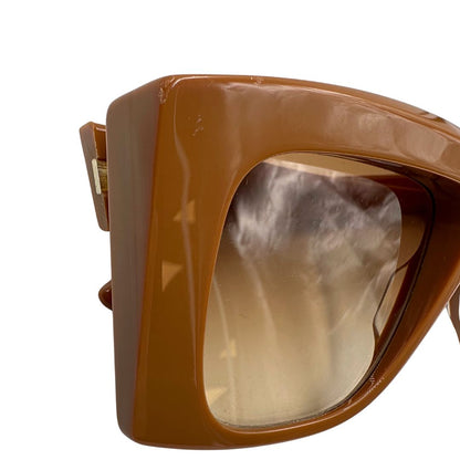 Difetto di un paio di occhiali da sole strutturati di Bottega Veneta color caramello e con lenti sfumate, usati, originali, second hand, in ottime condizioni.