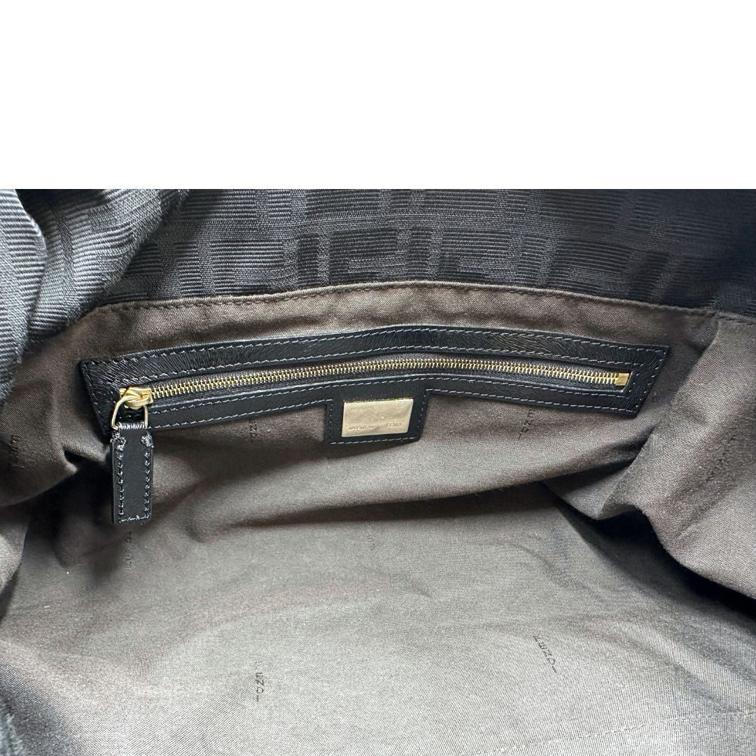 Interno di una borsa a spalla Fendi Chef in tessuto trama Zucca nero e metalleria oro chiaro, usata, originale, second hand, in ottime condizioni.