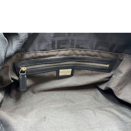 Interno di una borsa a spalla Fendi Chef in tessuto trama Zucca nero e metalleria oro chiaro, usata, originale, second hand, in ottime condizioni.