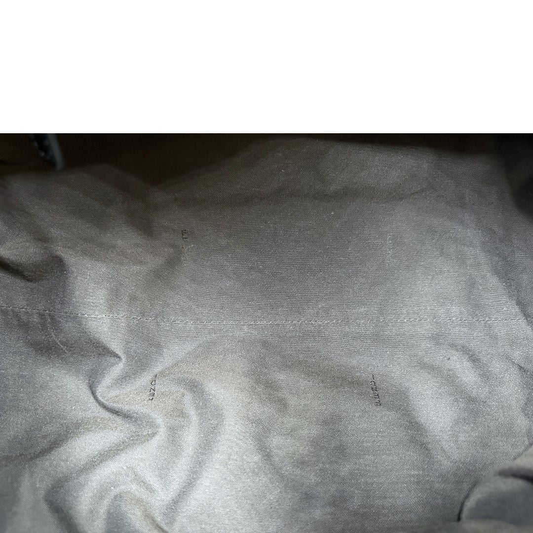 Interno di una borsa a spalla Fendi Chef in tessuto trama Zucca nero e metalleria oro chiaro, usata, originale, second hand, in ottime condizioni.