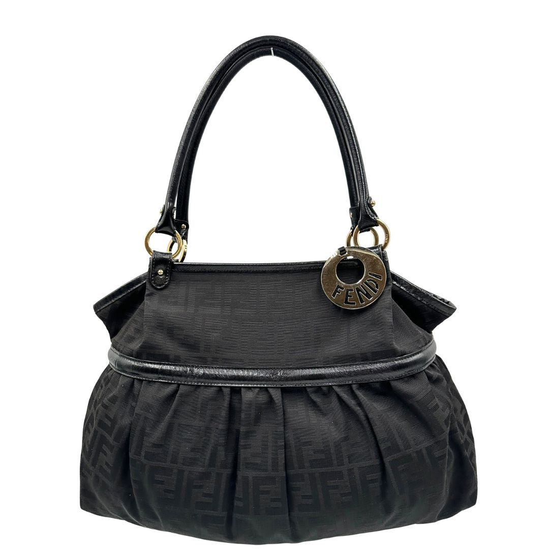 Front di una borsa a spalla Fendi Chef in tessuto trama Zucca nero e metalleria oro chiaro, usata, originale, second hand, in ottime condizioni.