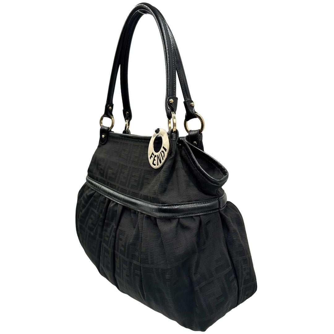 Laterale destro di una borsa a spalla Fendi Chef in tessuto trama Zucca nero e metalleria oro chiaro, usata, originale, second hand, in ottime condizioni.