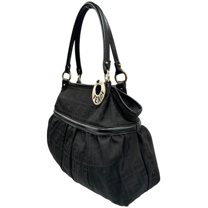 Laterale destro di una borsa a spalla Fendi Chef in tessuto trama Zucca nero e metalleria oro chiaro, usata, originale, second hand, in ottime condizioni.