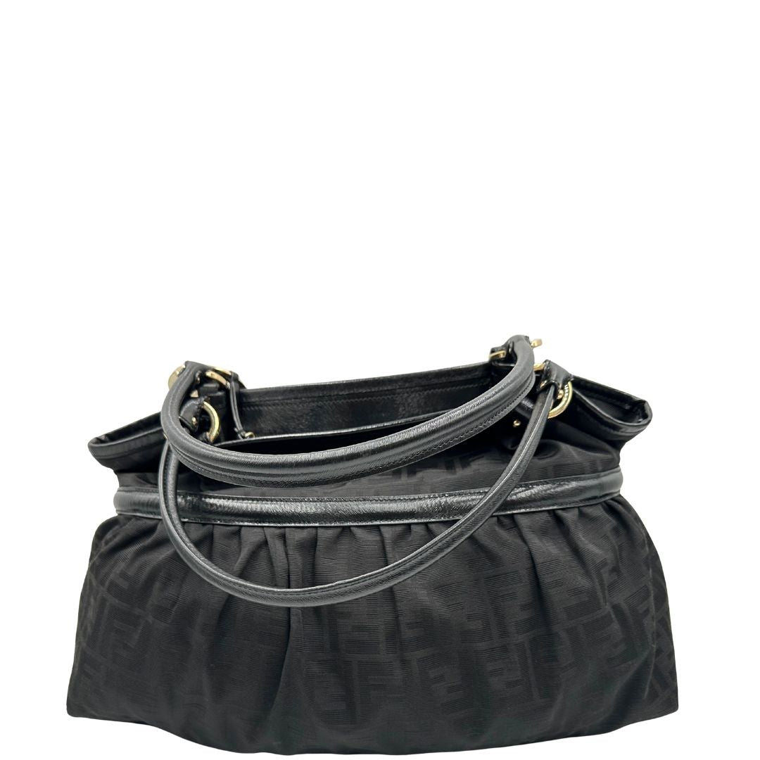 Retro di una borsa a spalla Fendi Chef in tessuto trama Zucca nero e metalleria oro chiaro, usata, originale, second hand, in ottime condizioni.