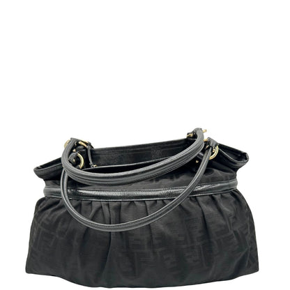 Retro di una borsa a spalla Fendi Chef in tessuto trama Zucca nero e metalleria oro chiaro, usata, originale, second hand, in ottime condizioni.