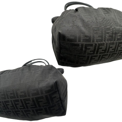 Angoli di una borsa a spalla Fendi Chef in tessuto trama Zucca nero e metalleria oro chiaro, usata, originale, second hand, in ottime condizioni.