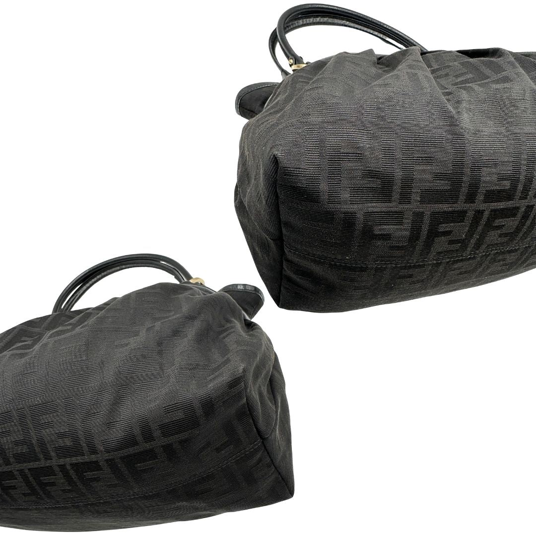 Angoli di una borsa a spalla Fendi Chef in tessuto trama Zucca nero e metalleria oro chiaro, usata, originale, second hand, in ottime condizioni.