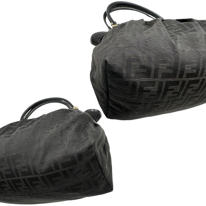 Angoli di una borsa a spalla Fendi Chef in tessuto trama Zucca nero e metalleria oro chiaro, usata, originale, second hand, in ottime condizioni.