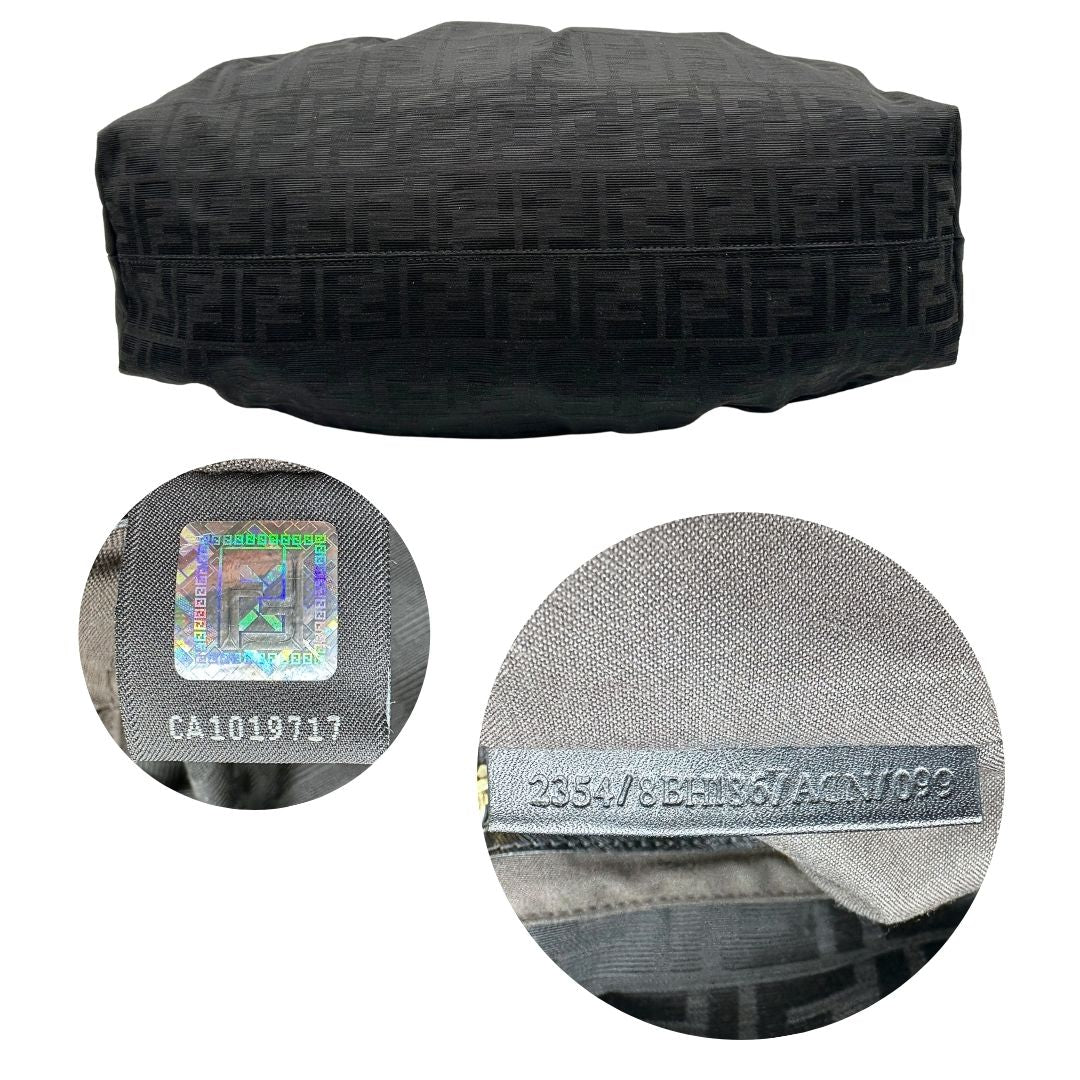 Base e codice di una borsa a spalla Fendi Chef in tessuto trama Zucca nero e metalleria oro chiaro, usata, originale, second hand, in ottime condizioni.