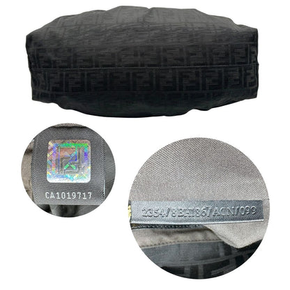 Base e codice di una borsa a spalla Fendi Chef in tessuto trama Zucca nero e metalleria oro chiaro, usata, originale, second hand, in ottime condizioni.