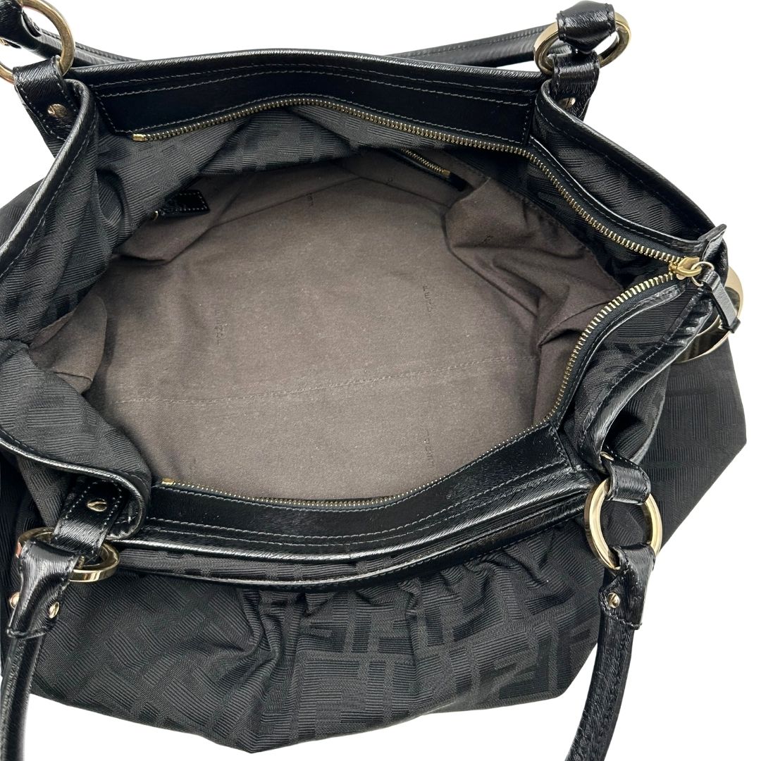 Interno di una borsa a spalla Fendi Chef in tessuto trama Zucca nero e metalleria oro chiaro, usata, originale, second hand, in ottime condizioni.