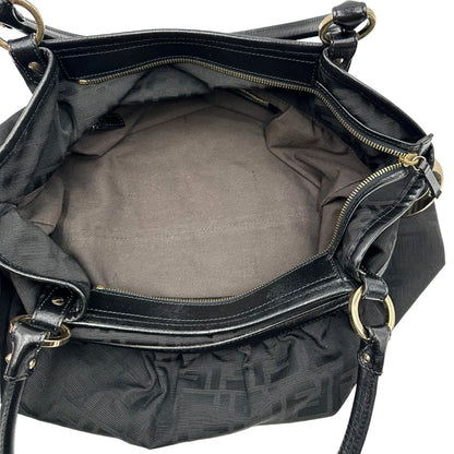 Interno di una borsa a spalla Fendi Chef in tessuto trama Zucca nero e metalleria oro chiaro, usata, originale, second hand, in ottime condizioni.