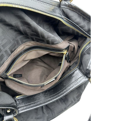 Interno di una borsa a spalla Fendi Chef in tessuto trama Zucca nero e metalleria oro chiaro, usata, originale, second hand, in ottime condizioni.