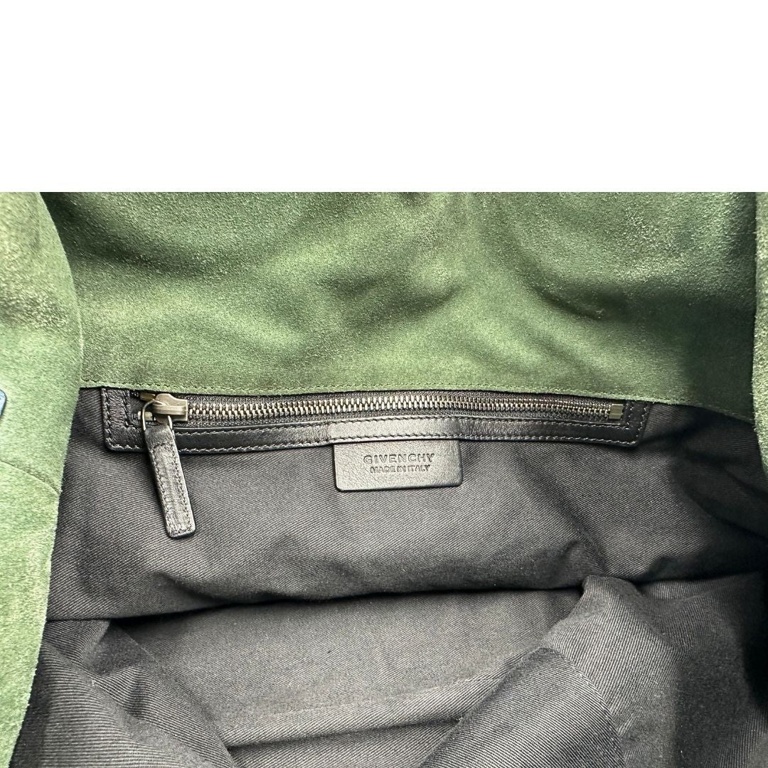 Interno, Borsa Givenchy Nightingale in pelle struttura morbida Capiente. Originale, usata, di lusso, in ottime condizioni