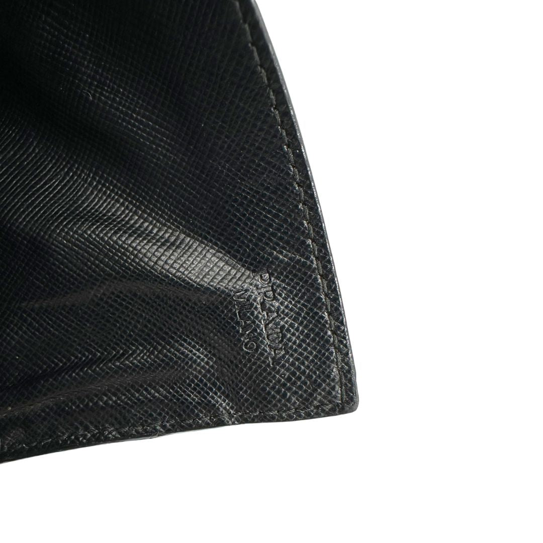 Interno, Portafoglio Prada in pelle Saffiano nera. Originale, usato, di lusso, in ottime condizioni