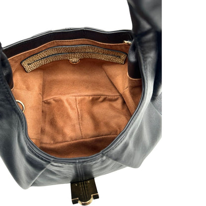 Interno di una borsa modello hobo Borbonese in morbida pelle nera, con metalleria dorata, usata, originale, second hand, in ottime condizioni.