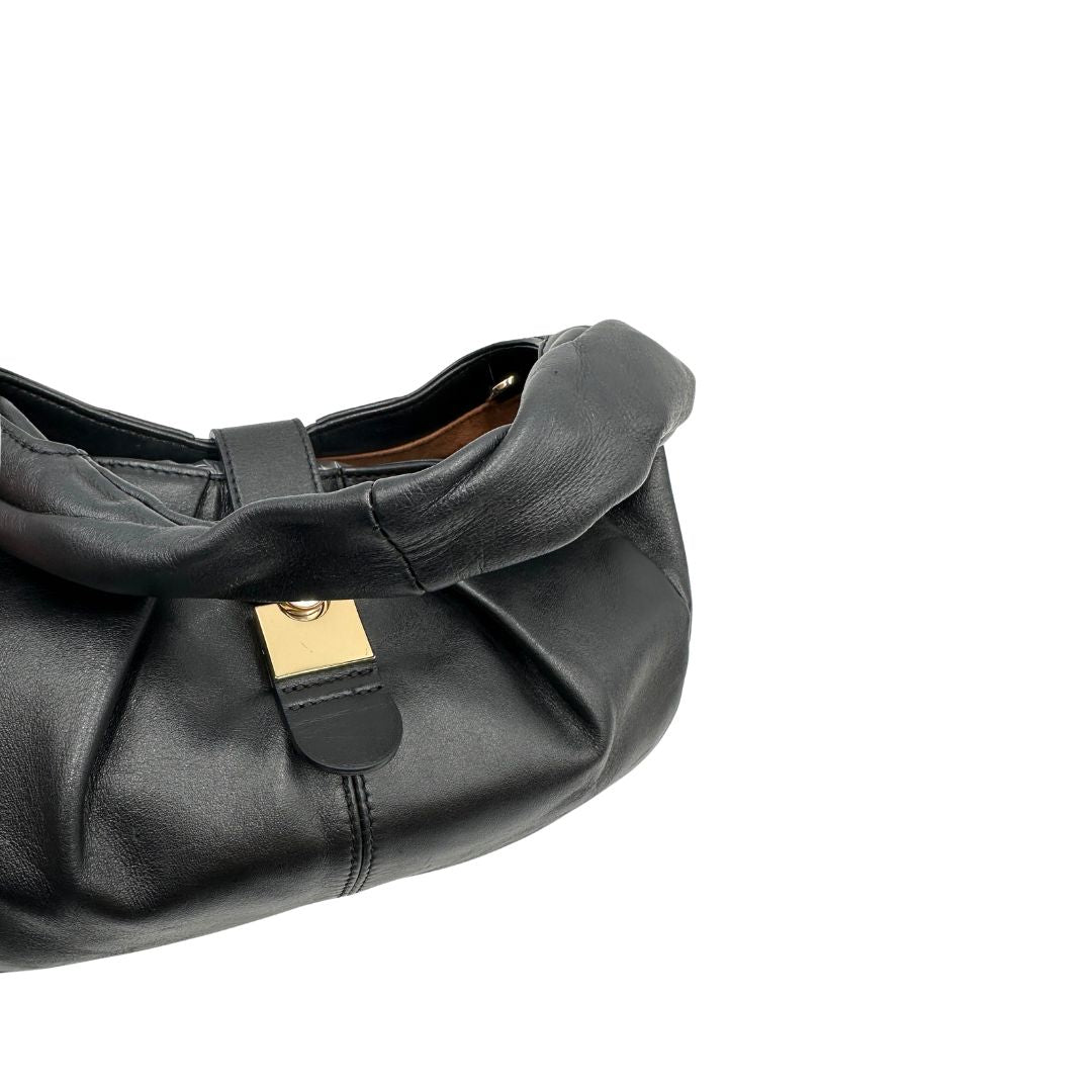 Manico di una borsa modello hobo Borbonese in morbida pelle nera, con metalleria dorata, usata, originale, second hand, in ottime condizioni.