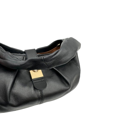 Manico di una borsa modello hobo Borbonese in morbida pelle nera, con metalleria dorata, usata, originale, second hand, in ottime condizioni.