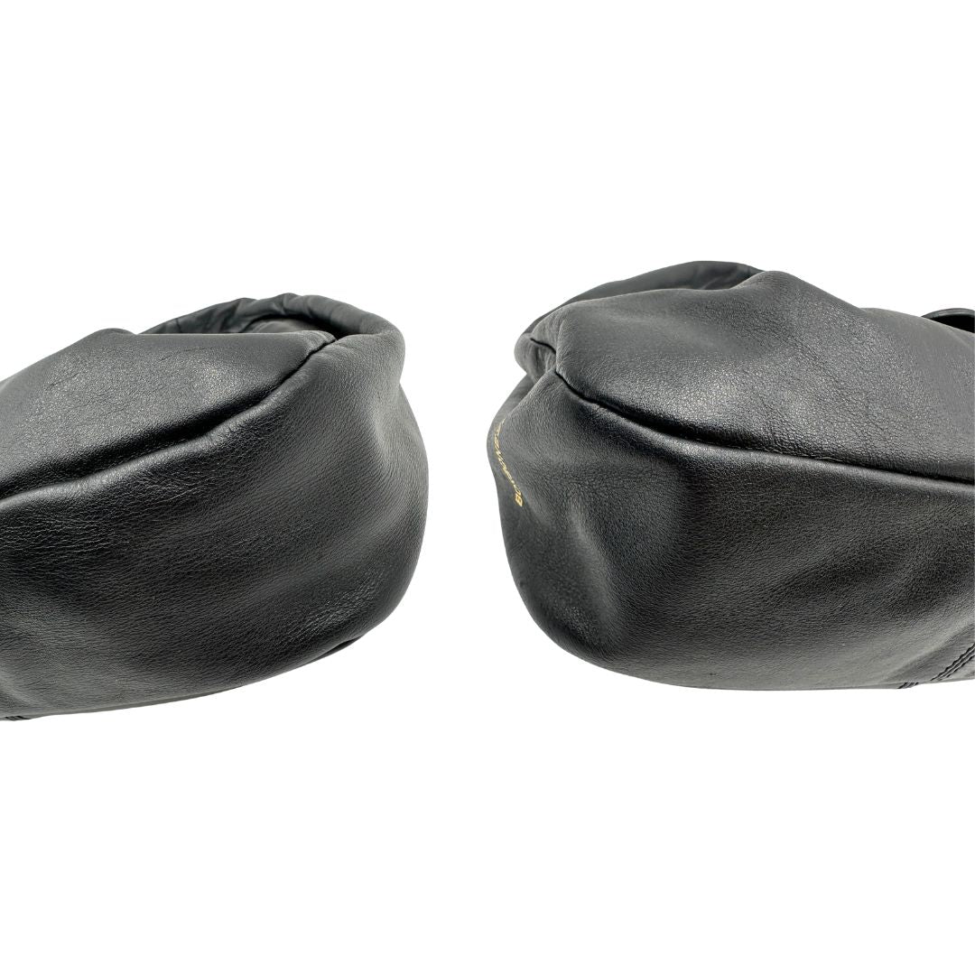 Angoli di una borsa modello hobo Borbonese in morbida pelle nera, con metalleria dorata, usata, originale, second hand, in ottime condizioni.