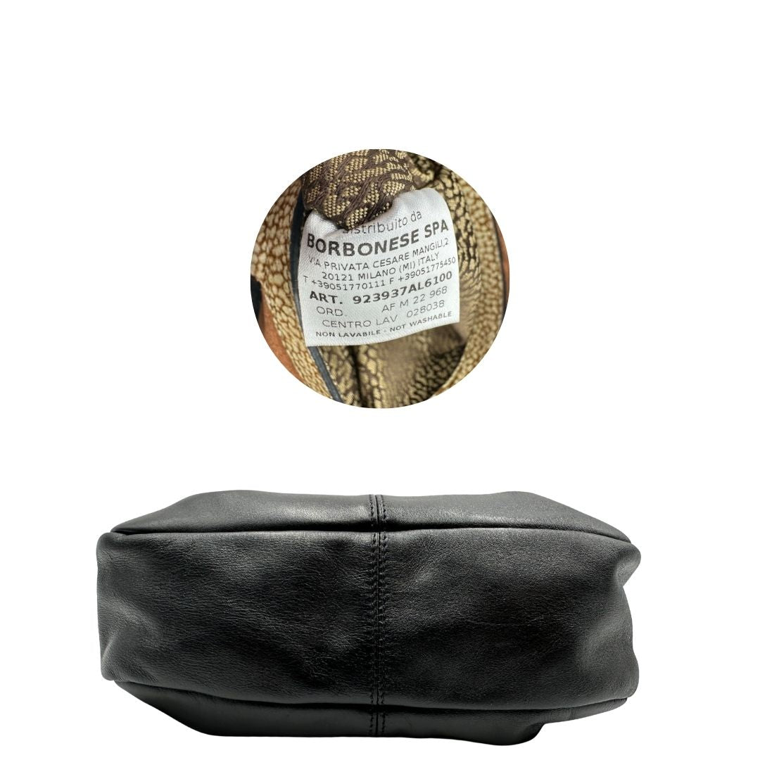 Base e codice di una borsa modello hobo Borbonese in morbida pelle nera, con metalleria dorata, usata, originale, second hand, in ottime condizioni.