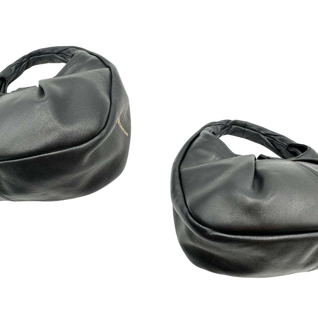 Angoli di una borsa modello hobo Borbonese in morbida pelle nera, con metalleria dorata, usata, originale, second hand, in ottime condizioni.