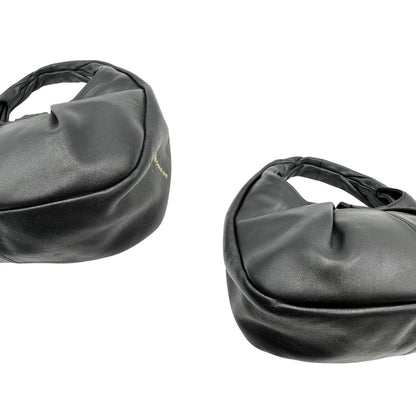 Angoli di una borsa modello hobo Borbonese in morbida pelle nera, con metalleria dorata, usata, originale, second hand, in ottime condizioni.