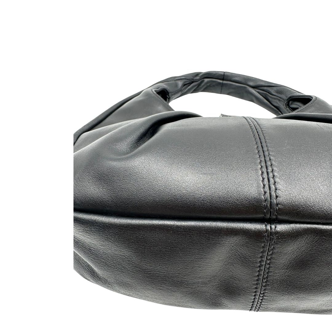 Base di una borsa modello hobo Borbonese in morbida pelle nera, con metalleria dorata, usata, originale, second hand, in ottime condizioni.