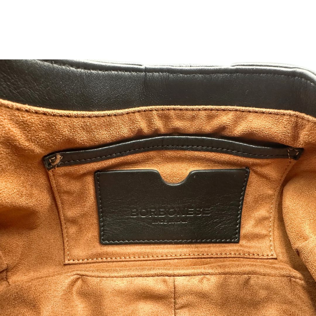 Interno di una borsa modello hobo Borbonese in morbida pelle nera, con metalleria dorata, usata, originale, second hand, in ottime condizioni.