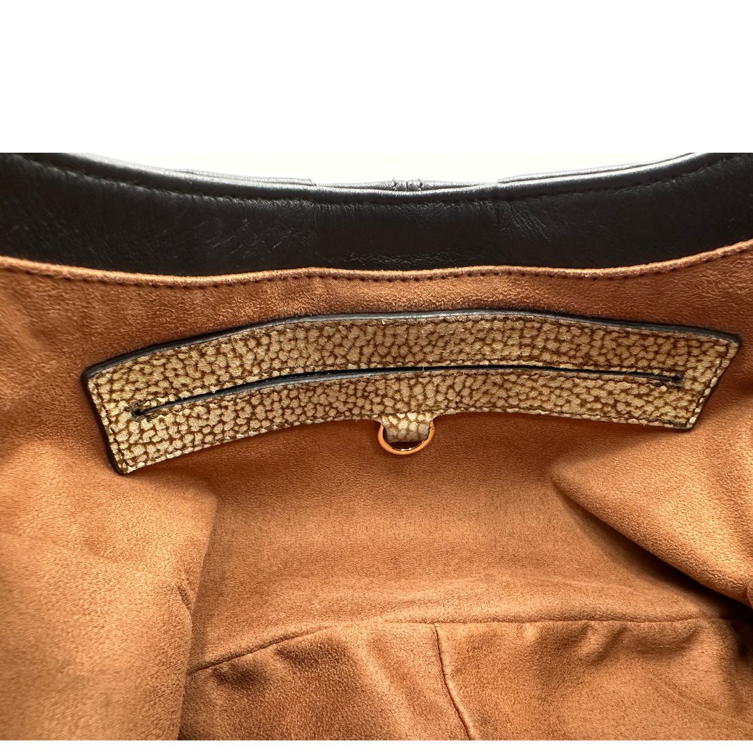 Interno di una borsa modello hobo Borbonese in morbida pelle nera, con metalleria dorata, usata, originale, second hand, in ottime condizioni.