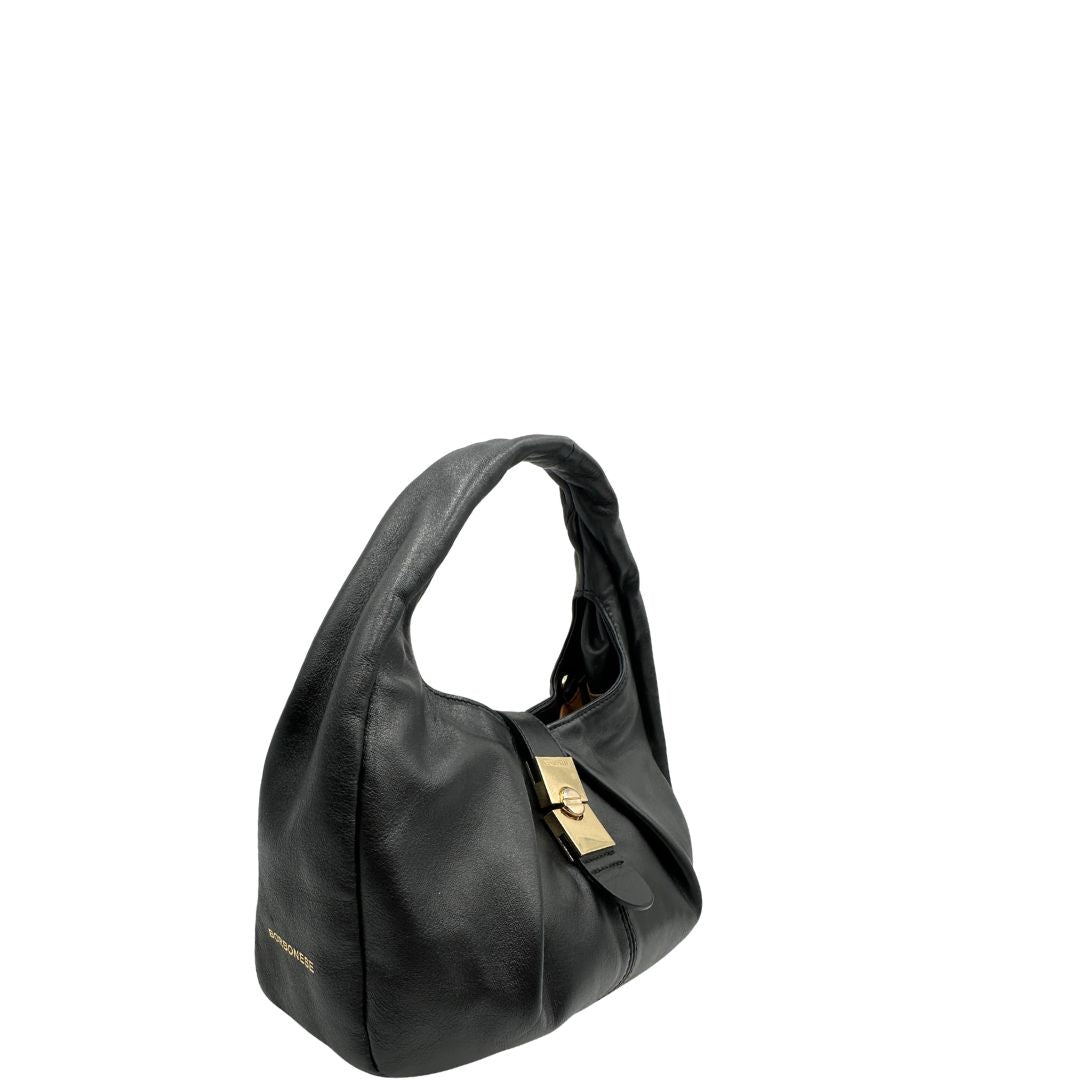 Laterale sinistro di una borsa modello hobo Borbonese in morbida pelle nera, con metalleria dorata, usata, originale, second hand, in ottime condizioni.