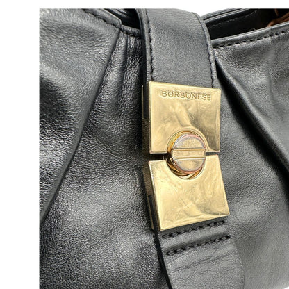 Chiusura di una borsa modello hobo Borbonese in morbida pelle nera, con metalleria dorata, usata, originale, second hand, in ottime condizioni.