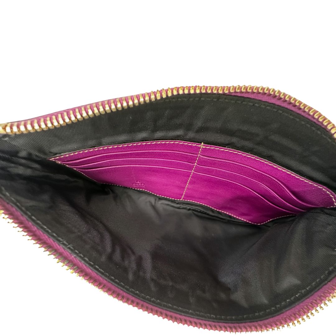 interno Pochette Gucci GG viola con hardware dorato, di lusso, ottime condizioni, usata, originale. 