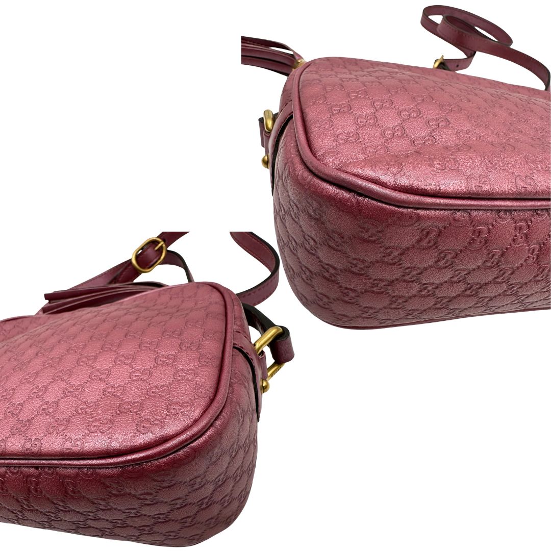 Angoli di una tracolla Gucci Microguccissima in color rosa metallizzato, con nappa decorativa con dettaglio bambù