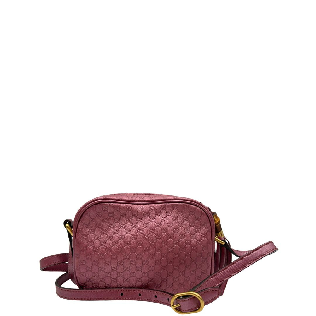 Retro di una tracolla Gucci Microguccissima in color rosa metallizzato, con nappa decorativa con dettaglio bambù