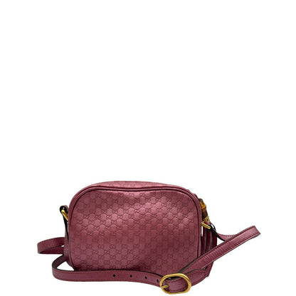 Retro di una tracolla Gucci Microguccissima in color rosa metallizzato, con nappa decorativa con dettaglio bambù