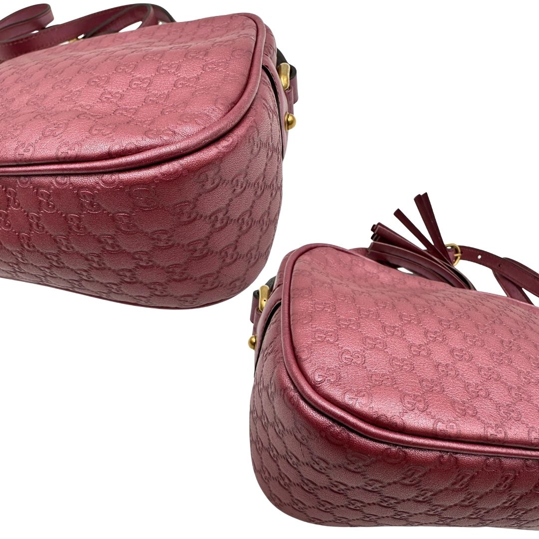 Angoli di una tracolla Gucci Microguccissima in color rosa metallizzato, con nappa decorativa con dettaglio bambù