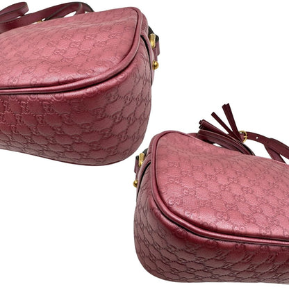 Angoli di una tracolla Gucci Microguccissima in color rosa metallizzato, con nappa decorativa con dettaglio bambù