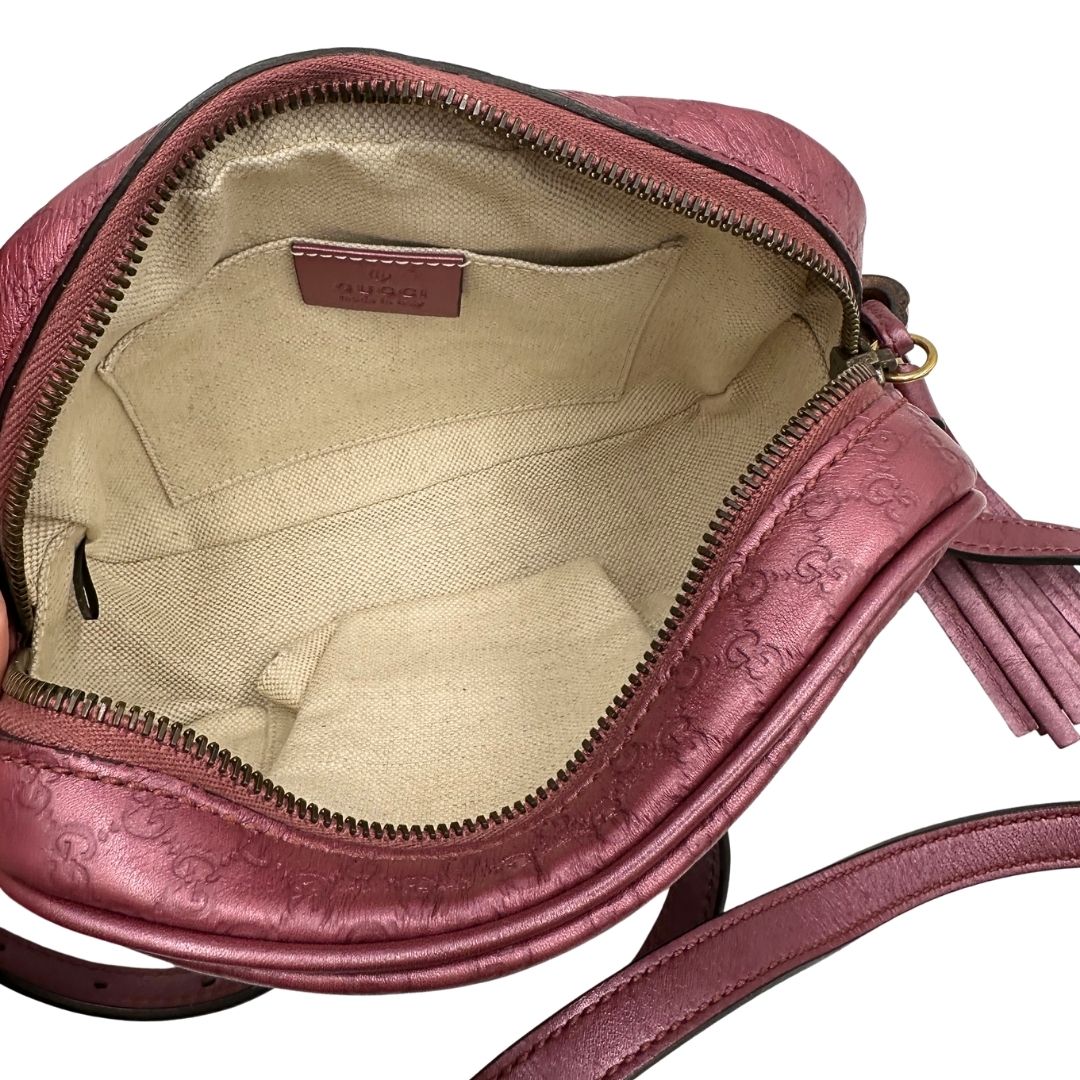 Interno di una tracolla Gucci Microguccissima in color rosa metallizzato, con nappa decorativa con dettaglio bambù