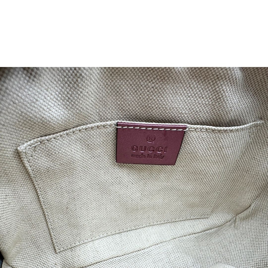 Interno di una tracolla Gucci Microguccissima in color rosa metallizzato, con nappa decorativa con dettaglio bambù
